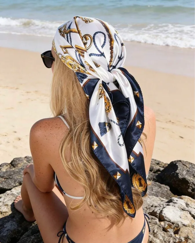Pañoleta Estamp cadenas beige y azul