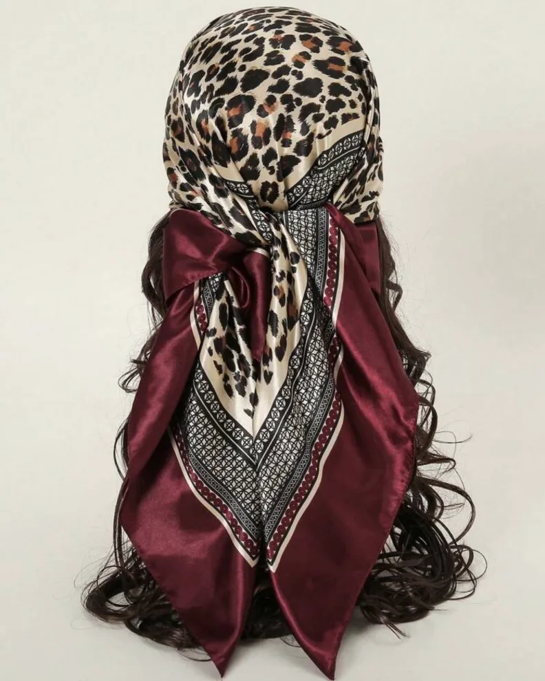 Pañoleta animal print vinotinto