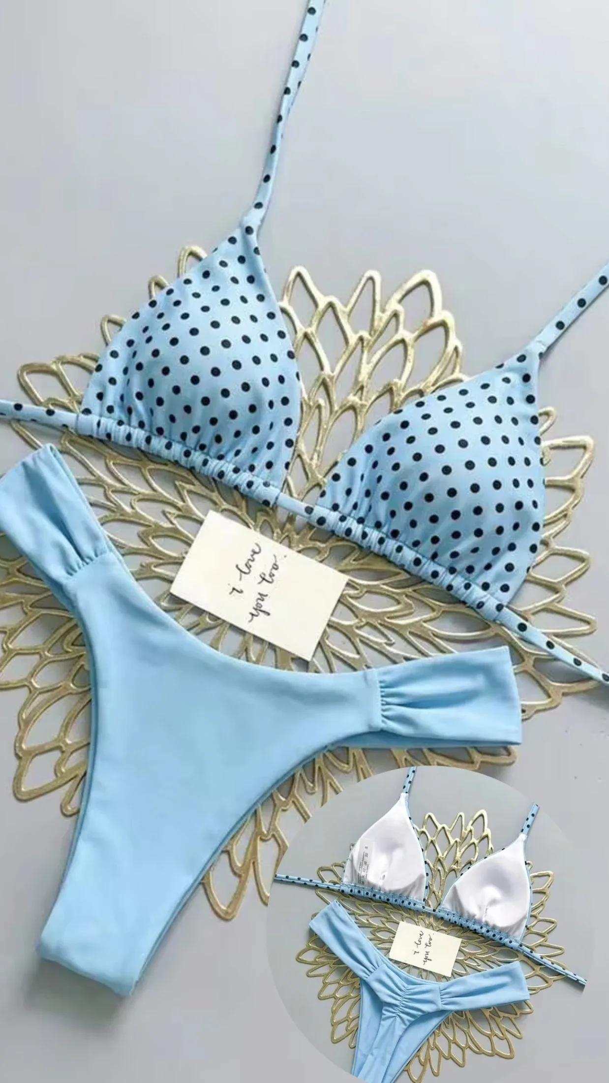 Traje de baño de dos piezas azul claro puntos negros